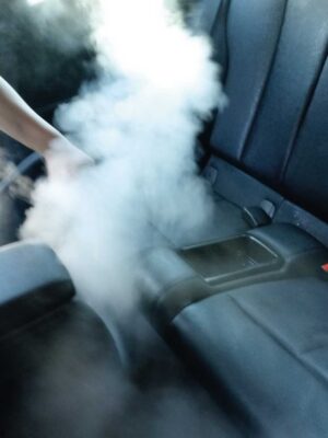 Sanitizado con vapor en interior de auto